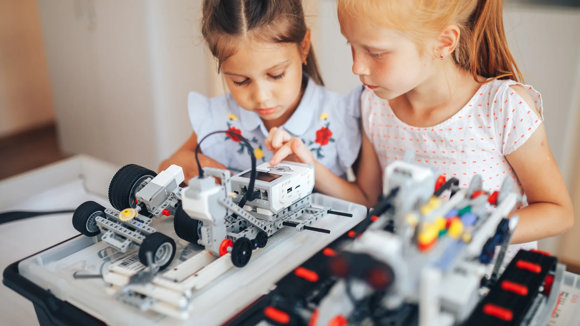Niñas programando robots LEGO en AKUMAYA